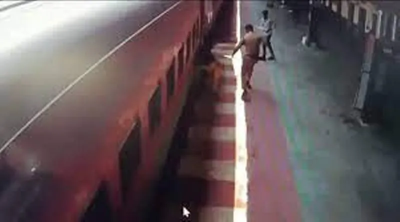 हल्द्वानी: देखिए Video - कैसे जीआरपी के हेड कांस्टेबल ने ट्रेन और प्लेटफॉर्म के बीच फंसी महिला की जान बचाई