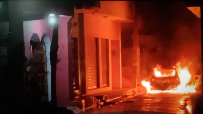 Etawah: शराब के नशे में ससुराल पहुंचा युवक... पत्नी को बुलाया बाहर, फिर कार और खुद पर पेट्रोल डालकर लगा ली आग