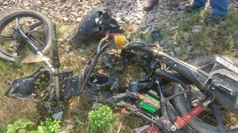 Etawah News: ट्रेन की चपेट में आया युवक... 50 मीटर घिसटने से उड़े चीथड़े, टूटे मोबाइल और कपड़ों से हुई शिनाख्त