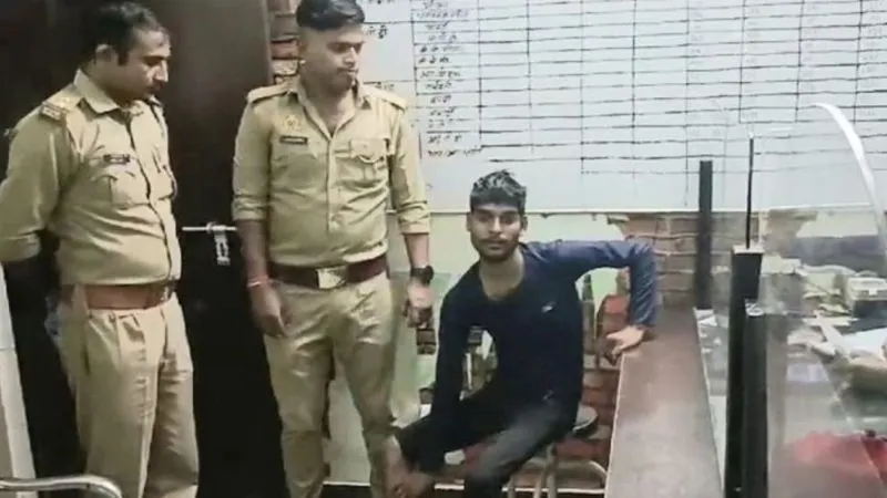 Etawah News: पुलिस मुठभेड़ में बदमाश के पैर में लगी गोली, 20 हजार का इनामी गिरफ्तार, महिला टीचर से की थी लूट