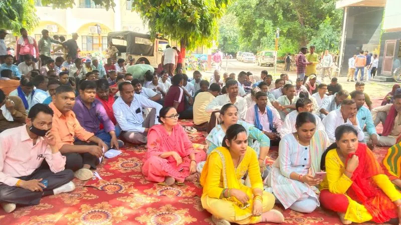 Etawah News: राज्य कर्मचारियों ने पुरानी पेंशन के लिए भरी हुंकार, विकास भवन परिसर में धरना देकर बुंलद की आवाज