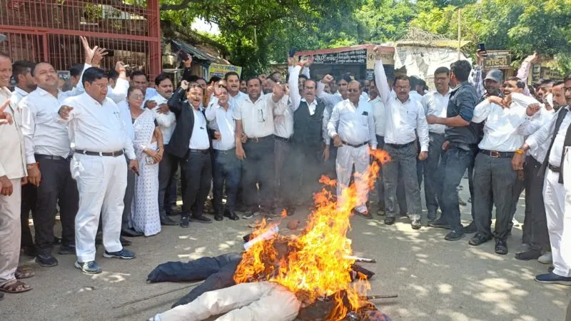 Banda और Etawah में वकीलों ने प्रमुख व मुख्य सचिव, डीजीपी का पुतला फूंक जताया विरोध, हड़ताल पर रहे अधिवक्ता