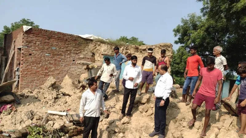 Etawah News: कच्चा मकान ढहा… मलबे में महिला और चार बच्चे दबे, हादसे के बाद मची चीख-पुकार
