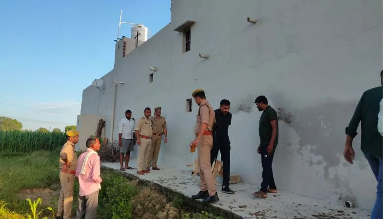 Etawah News: सोते रहे लोग, होती रही चोरियां, चोरों ने तीन घरों को बनाया निशाना, नगदी, जेवरात समेत 30 लाख की चोरी