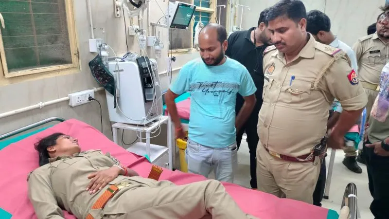 Farrukhabad Accident : पांचाल घाट पुल पर ट्रक ने पीआरवी में मारी टक्कर, महिला सिपाही घायल, बाल-बाल बचे साथी 