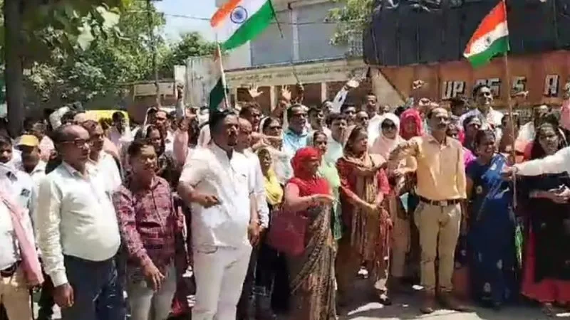 Farrukhabad News : शिक्षामित्रों ने सांसद का घर घेरकर की नारेबाजी, बोले- सरकार कर रही सौतेला व्यवहार