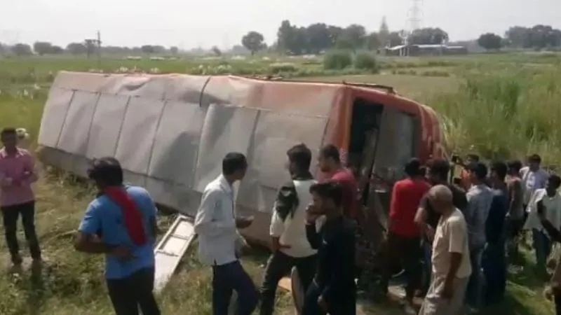 Fatehpur Accident: अनियंत्रित होकर रोडवेज बस पलटी, मची चीख-पुकार, हादसे में पांच यात्री घायल
