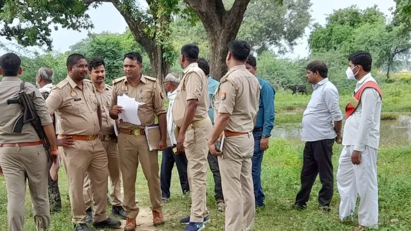Fatehpur News: ढाई साल बाद कब्र से निकाला गया शव, भेजा गया पोस्टमार्टम, डीएम के आदेश पर हुई कार्रवाई
