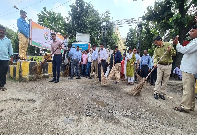 मुरादाबाद : झाड़ू लेकर जिले की सड़कों पर उतरी विकास भवन के अधिकारियों की फौज