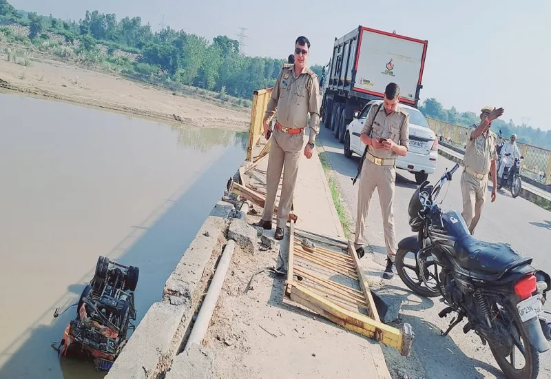 रामपुर :  रेलिंग तोड़ रामगंगा में गिरा आलू लदा ट्रक, चालक को गोताखोरों ने बाहर निकाला