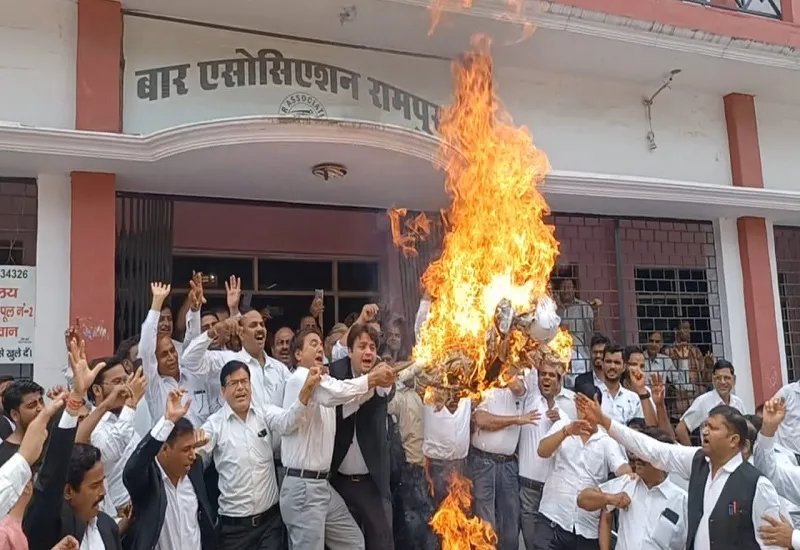 रामपुर : वकीलों ने फूंका सरकार का पुतला, लगाए उप्र सरकार मुर्दाबाद के नारे