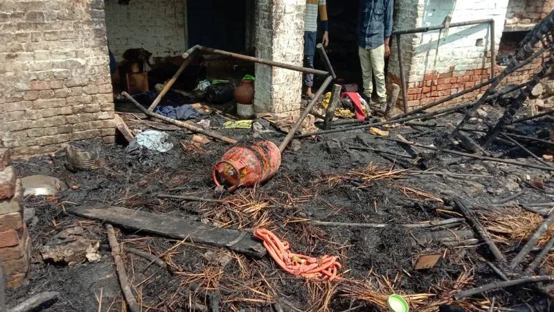 Kanpur Dehat Fire: गैस सिलेंडर लीकेज से लगी आग, धुंआ निकलता देख मची अफरा-तफरी, गृहस्थी का सामान जलकर खाक