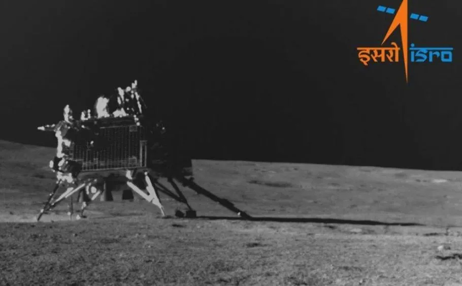 चांद पर चैन की नींद सो गया प्रज्ञान रोवर, स्लीप मोड में जाने से पहले दीं कई अहम जानकारियां 
