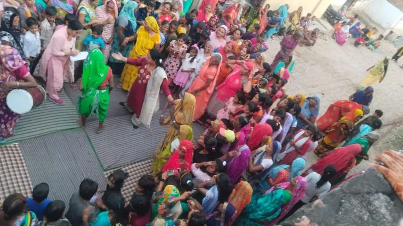 महिलाओं का दंगल: Hamirpur में अखाड़े में भिड़ी घूंघट वाली महिलाएं, रोमांचक कुश्ती में दिखाए दांवपेंच 