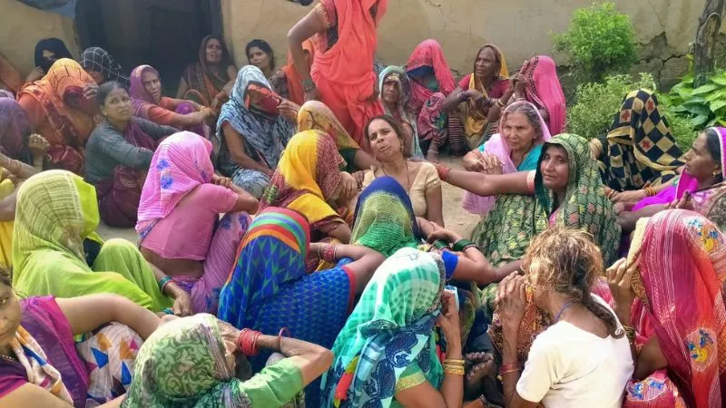 Hamirpur News: युवक का फांसी पर लटका मिला शव, परिजनों में मचा कोहराम, जांच में जुटी पुलिस