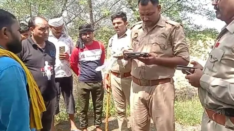 Hamirpur: 32 वर्षों से पट्टो की जमीन में कब्जा नहीं मिला पीढ़ी गुजरी, दूसरी पीढ़ी की पहल पर पुलिस ने लगाया अड़ंगा