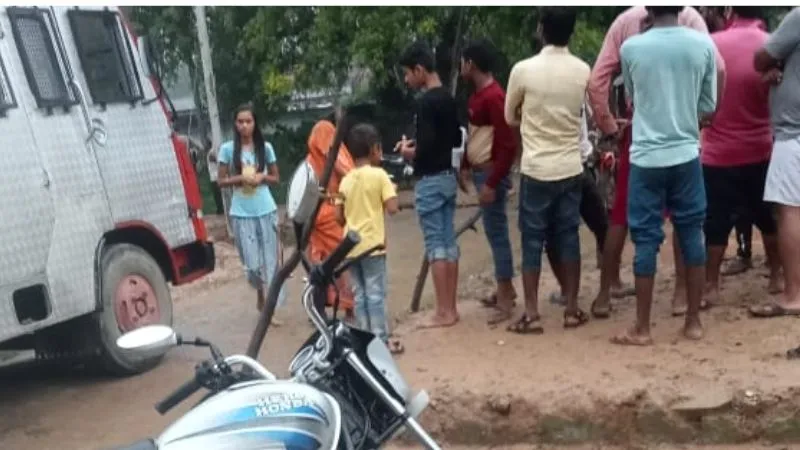 Hamirpur: 90 फीट गहरे कुएं में कूदा युवक, बचाने में दूसरा भी गिरा, गांव में मची अफरा-तफरी, जानें- पूरा मामला 