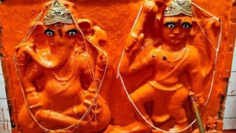 Auraiya व Farrukhabad में बुढ़वा मंगल पर हनुमान मंदिरों पर उमड़ा श्रद्धा का सैलाब, नीम करोरी धाम पहुंचें भक्त