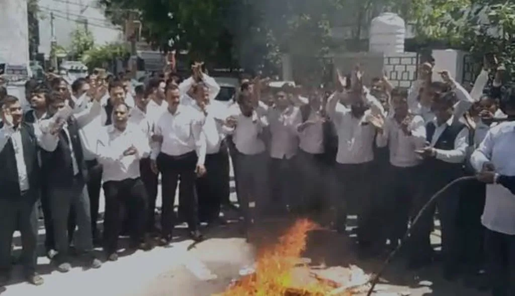 बरेली: वकीलों पर लाठीचार्ज से आक्रोश...दूसरे दिन भी हड़ताल पर रहे अधिवक्ता, फूंका पुतला