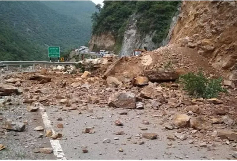 हल्द्वानी: पहाड़ी रूट पर सतर्कता, सितारगंज रोड पर अलर्ट