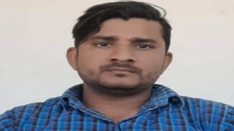 संभल: ट्रक में घुसी बोलेरो पिकअप, एक की मौत, दो गंभीर