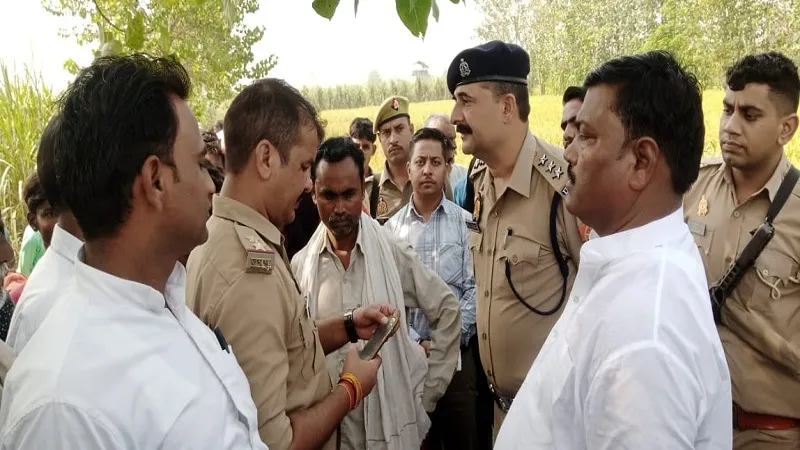 अमरोहा: ससुर के खेत में पेड़ से लटका मिला युवक का शव, हत्या का आरोप