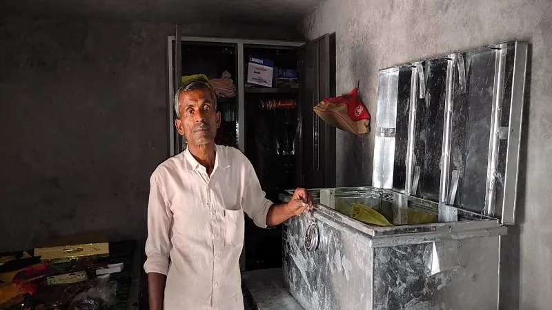 संभल: पेड़ के सहारे घर में घुसकर ढाई लाख की संपत्ति चोरी
