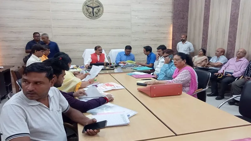 मुरादाबाद: सीवरलाइन कार्य में सुस्ती और लापरवाही पर कार्यकारिणी सदस्यों ने जलनिगम अधिकारियों को घेरा