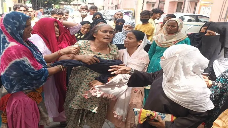 संभल: कार ने तीन बाइक सवारों को रौंदा, दो दोस्तों की मौत