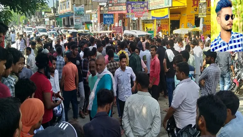 मुरादाबाद: गड्डे में बेकाबू होकर बाइक कार से टकराई, युवक की मौत...गुस्साए लोगों ने लगाया जाम