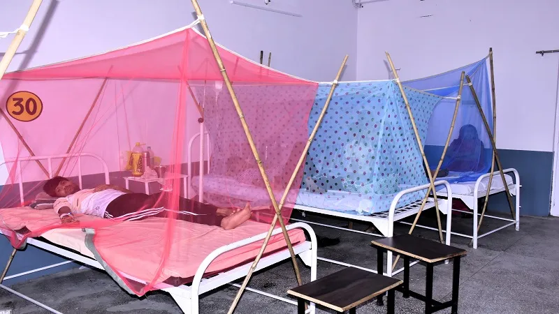 मुरादाबाद: खुद संभाल नहीं पा रहे डेंगू संक्रमण, तापमान कम होने का इंतजार