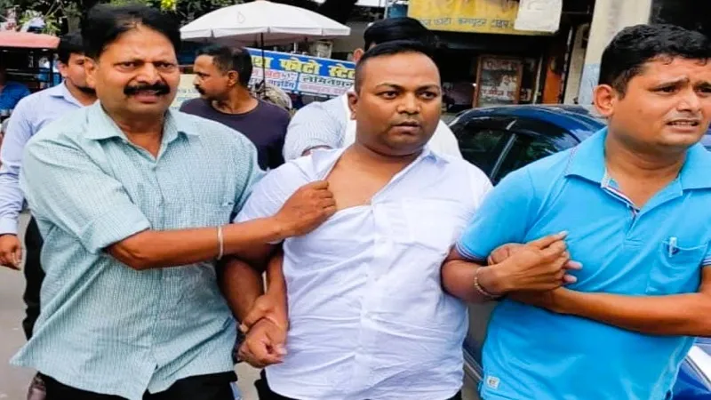 मुरादाबाद : श्रम प्रवर्तन अधिकारी 50 हजार की रिश्वत लेते पकड़ा, पेट्रोल पंप के निरीक्षण की रिपोर्ट खारिज करने के लिए मांगे थे रुपए