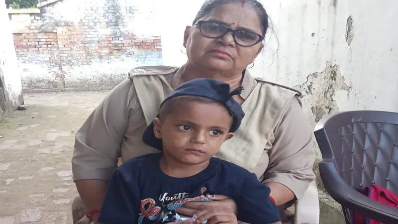 संभल: स्टेशन के बाहर रोता हुआ मिला मूकबधिर बालक 