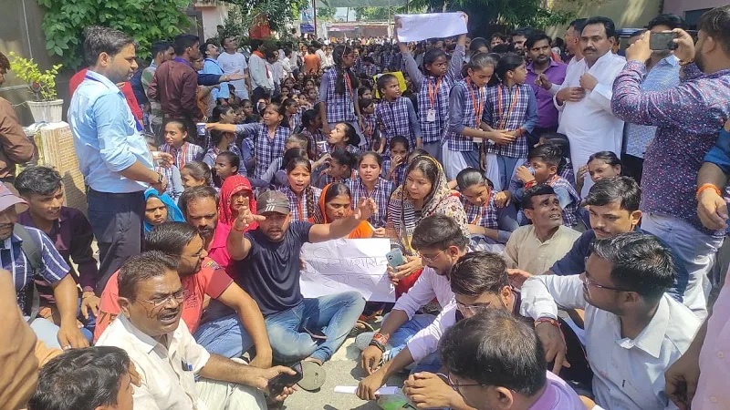 रामपुर: भाजपाइयों व हिन्दू संगठनों ने पुलिस के खिलाफ खोला मोर्चा, घेरी कोतवाली