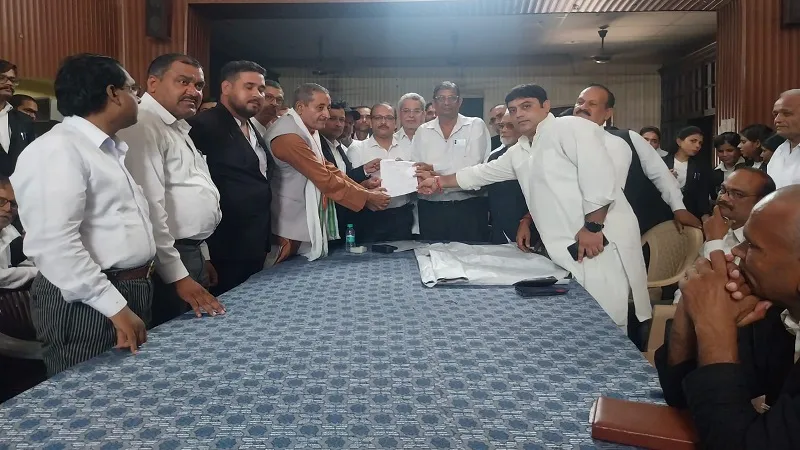 मुरादाबाद: हापुड़ में अधिवक्ताओं पर लाठीचार्ज के विरोध में वकीलों का प्रदर्शन