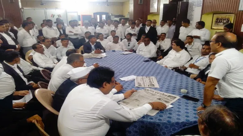 मुरादाबाद: हापुड़ में अधिवक्ताओं पर लाठीचार्ज के विरोध में वकीलों ने किया प्रदर्शन