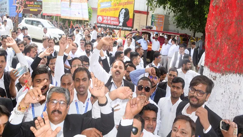 मुरादाबाद : अधिवक्ताओं ने नारेबाजी कर हापुड़ में लाठीचार्ज का किया विरोध 