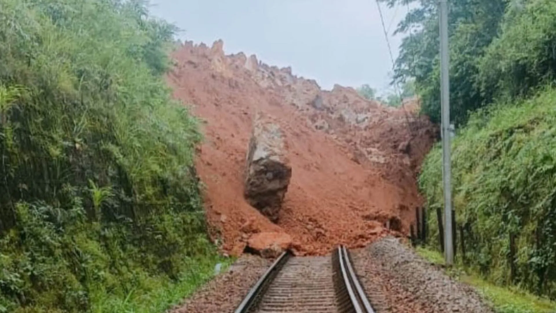 छत्तीसगढ़: भूस्खलन से कोरापुट-विशाखापटनम मार्ग पर रेलमार्ग बाधित, कई ट्रेनें रद्द