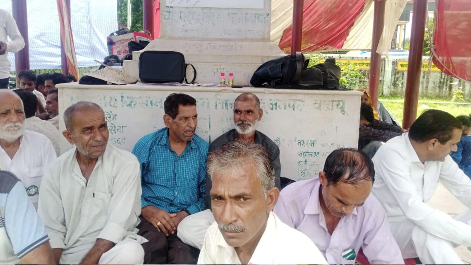 बदायूं: रिटायर SI के परिवार का धरना और भूख हड़ताल 12वें दिन भी रहा जारी