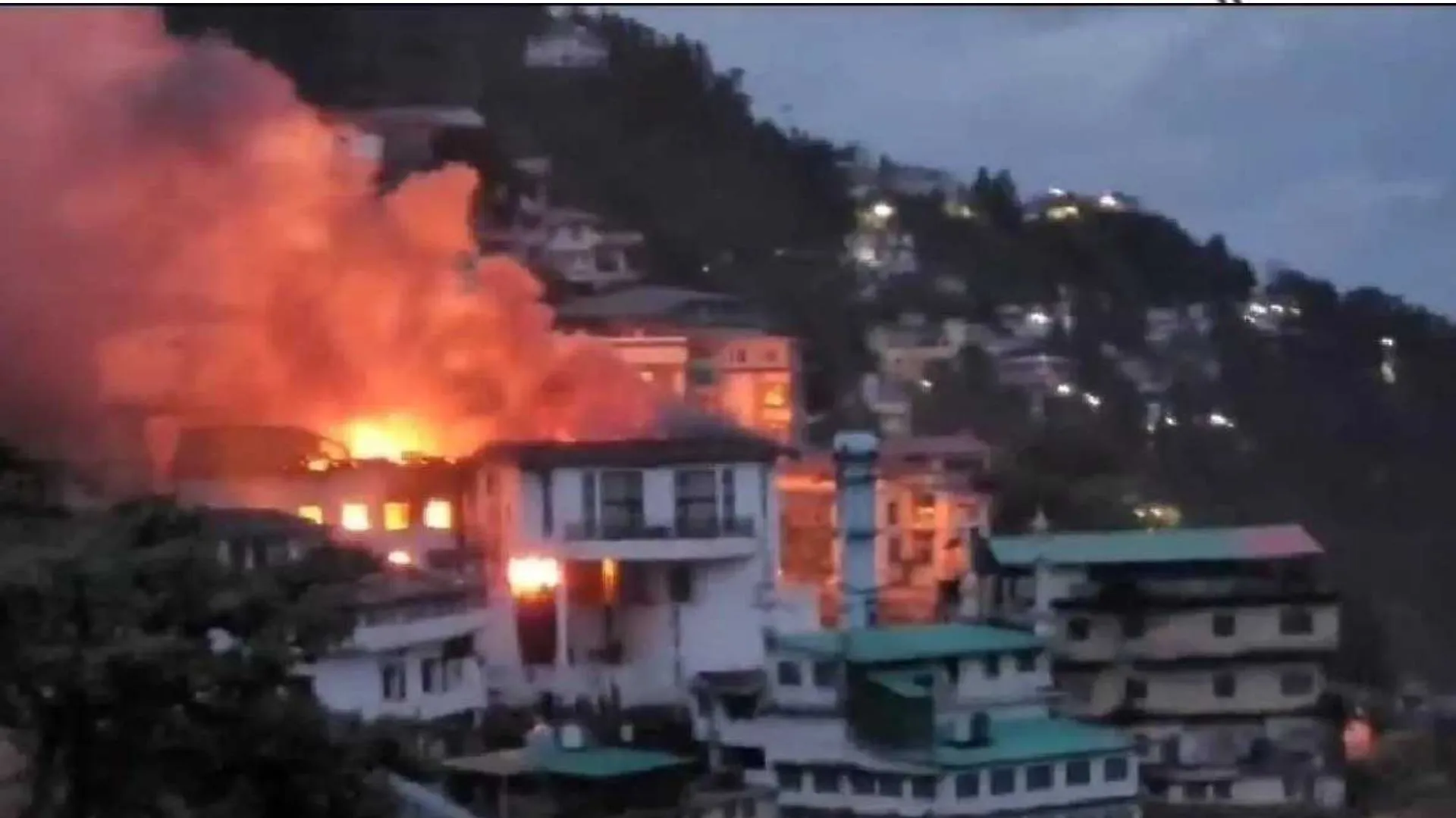  उत्तराखंड: पहाड़ों की रानी मसूरी में लकड़ी से बने होटल में लगी आग, जलकर हुआ खाक 