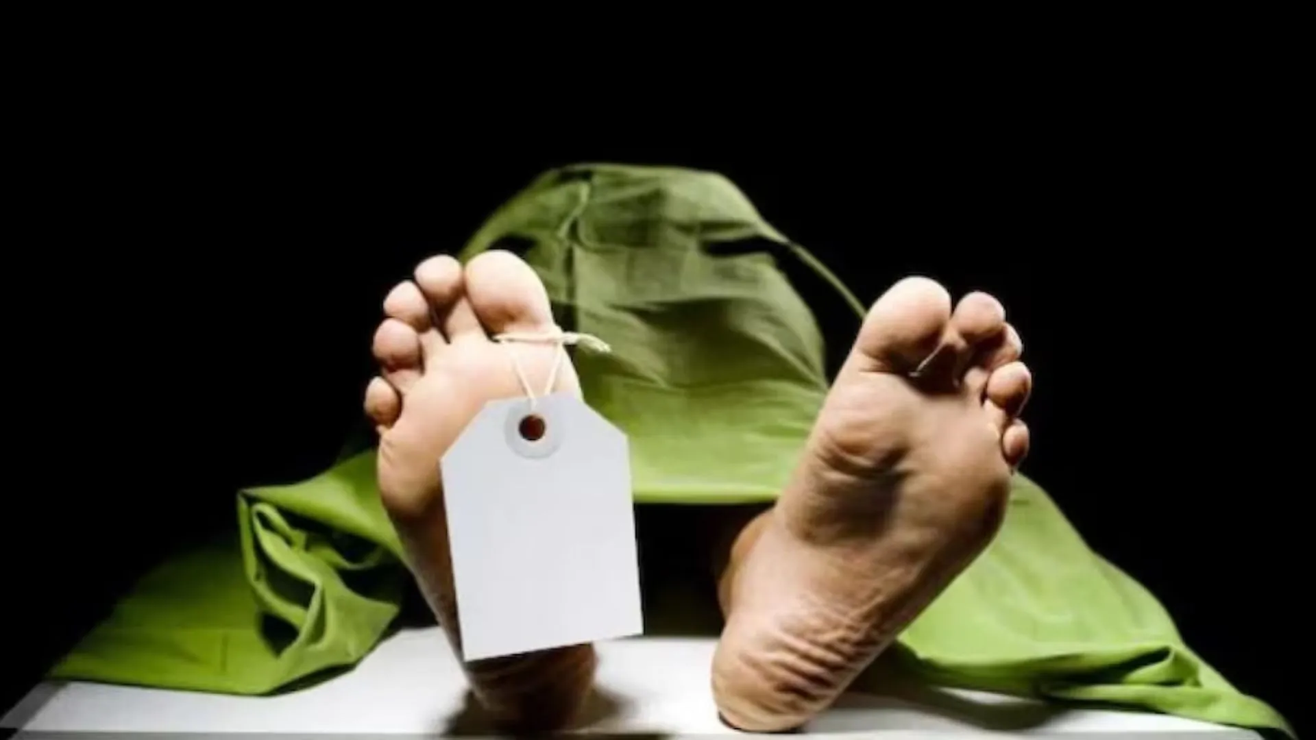 शाहजहांपुर:  साहब, 24 घंटे हो गए, क्या पंचनामा कागज नहीं आए, कब होगा बेटी का पोस्टमार्टम  