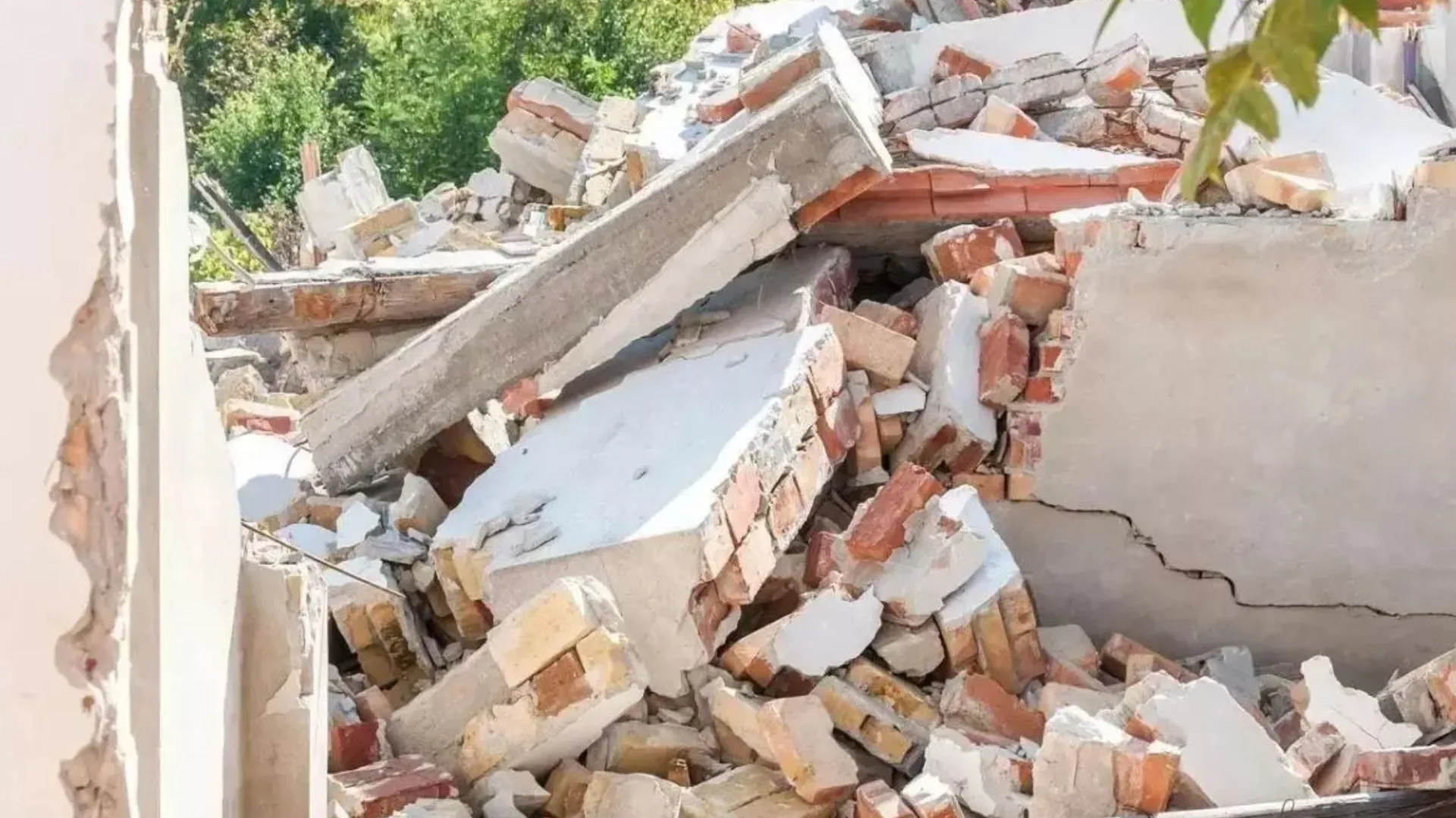 महाराष्ट्र के ठाणे में बड़ा हादसा, बिल्डिंग का एक हिस्सा गिरने से दो की मौत, 5 घायल