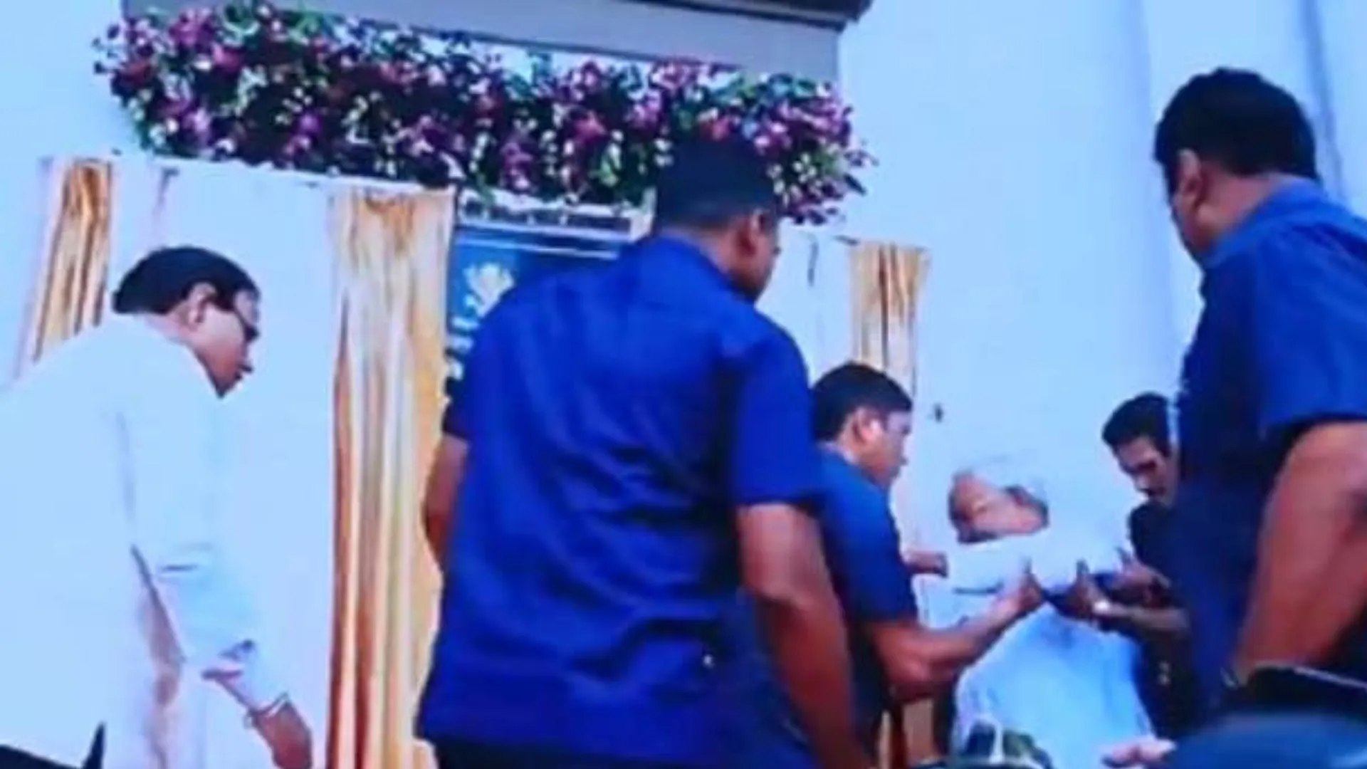 शिक्षक दिवस के कार्यक्रम में CM नीतीश फिसलकर गिरे, सुरक्षाकर्मियों ने उठाया, VIDEO वायरल