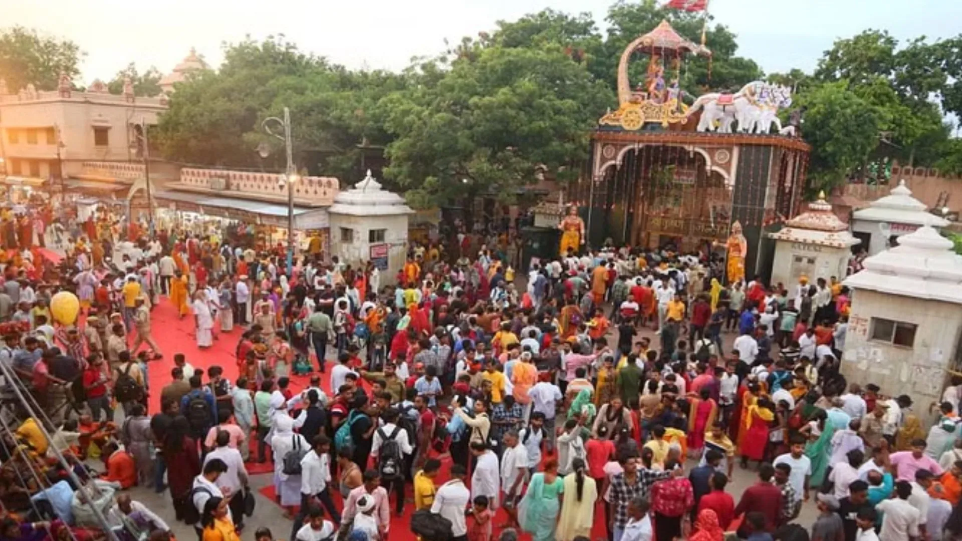 कान्हा की नगरी मथुरा में जन्माष्टमी की धूम, लल्ला के स्वागत को बज रहे ढोल-मंजीरा और डमरू 