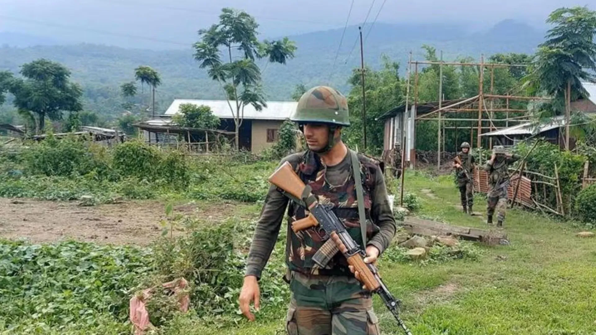 मणिपुर : सुरक्षा बलों और हथियारबंद लोगों के बीच गोलीबारी, मचा हड़कंप 