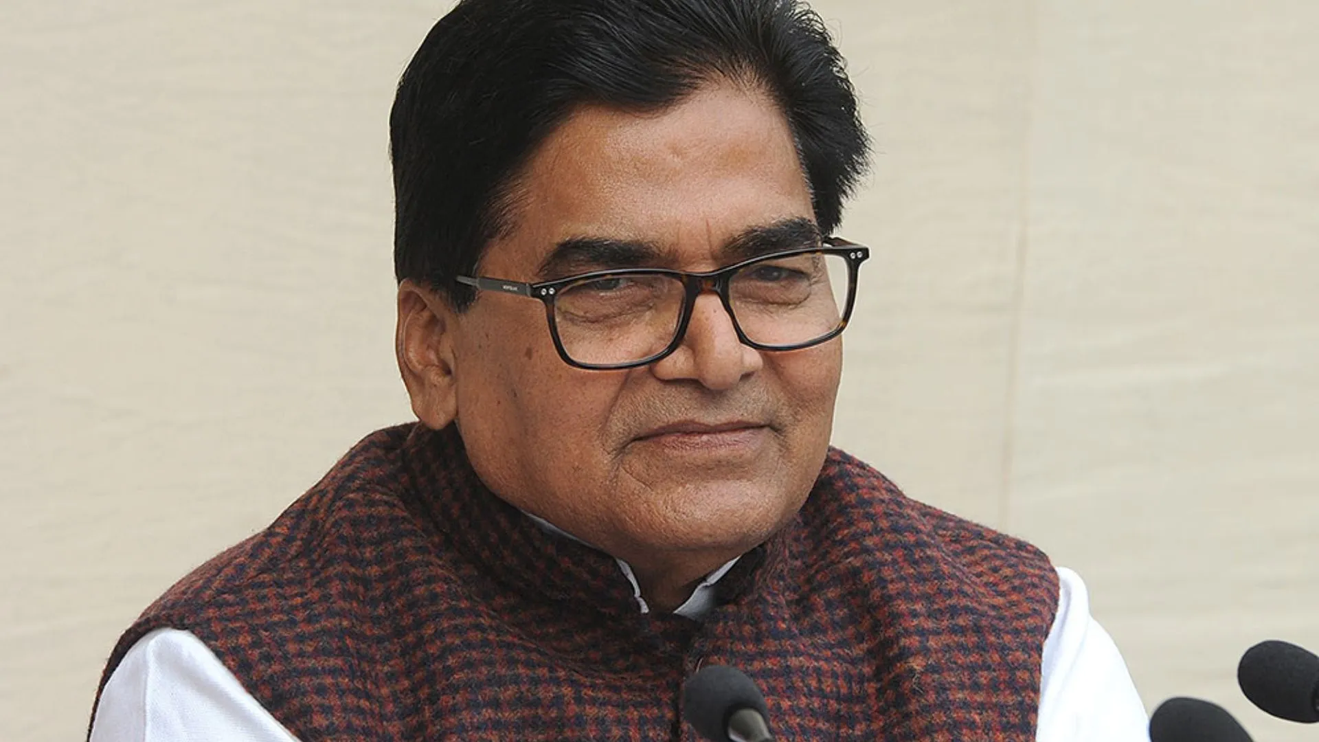 सपा नेता की वैज्ञानिकों से अनूठी मांग : चंद्रमा की बदसूरत तस्वीरें जारी नहीं करें 
