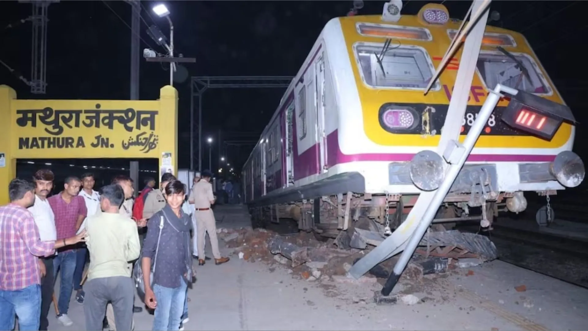 मथुरा ट्रेन हादसा: जांच में पता चला ट्रेनकर्मी था हल्का नशे में , मोबाइल पर कुछ देख रहा था