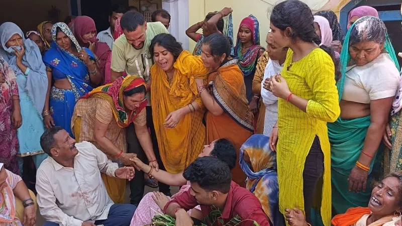 संभल: पेड़ से गिरकर ईंट भट्ठा साझीदार की मौत, टहनियां काट रही बेटी की सुरक्षा के लिए चढ़ा था पेड़ पर