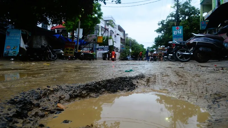 मुरादाबाद: बारिश में आशियाना में धंसी सड़क, जलभराव और कीचड़ में चलना मुश्किल