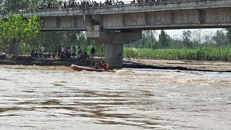 मुरादाबाद: किशोरी ने पुल से रामगंगा नदी में लगाई छलांग, गोताखोरों ने नदी में तलाशा...नहीं मिली कोई जानकारी
